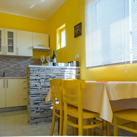 Milat Τρογκίρ